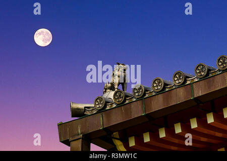 Kyoto, Japon. Lion garde le toit comme la lune se lève sur l'Chishaku-in Temple, les 1 200 ans accueil de l'ensemble du bouddhisme shingon Banque D'Images