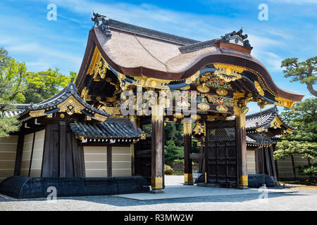 Kyoto, Japon. Golden Karamon gate menant Château de Nijō, Palais Ninomaru Banque D'Images