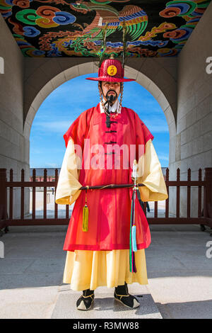 Séoul, Corée du Sud. Membre de la Garde Impériale, debout à l'extérieur du Palais Gyeongbokgung Banque D'Images