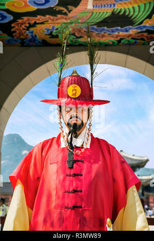 Séoul, Corée du Sud. Membre de la Garde Impériale, debout à l'extérieur du Palais Gyeongbokgung Banque D'Images