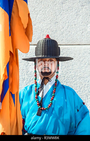 Séoul, Corée du Sud. Membre de la Garde Impériale, debout à l'extérieur du Palais Gyeongbokgung Banque D'Images