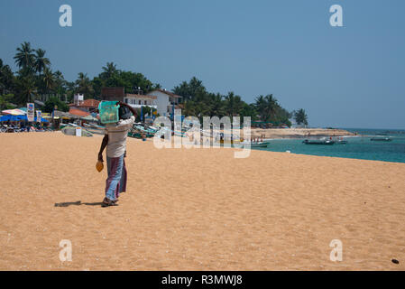 Sri Lanka, près de Galle, ville côtière de Unawatuna. Calamander Unawatuna Beach, attraction touristique et cinq beach au Sri Lanka. Vendeur de plage. Banque D'Images