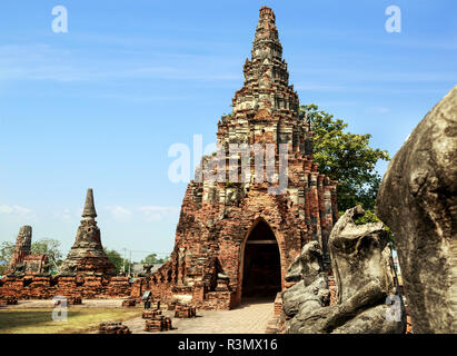 Ayutthaya, Thaïlande. Bouddha sans tête vandalisée parmi les ruines du Wat Phra Mahathat Banque D'Images