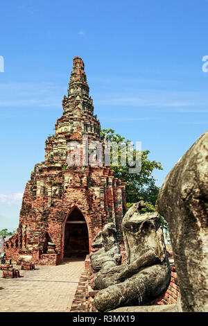 Ayutthaya, Thaïlande. Bouddha sans tête vandalisée parmi les ruines du Wat Phra Mahathat Banque D'Images