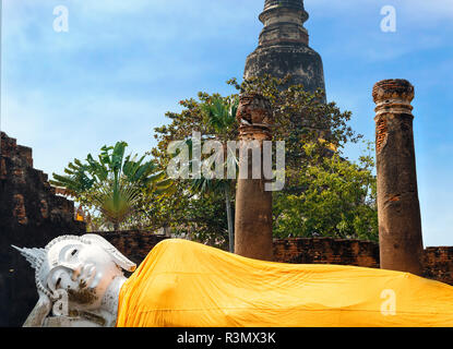 Ayutthaya, Thaïlande. Bouddha couché enveloppé dans un chiffon robe safran Banque D'Images