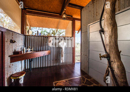 Salle de bains dans l'Outback chic au Bamurru Plains Lodge.Territoire du Nord, Australie Banque D'Images