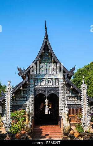 Chiang Mai, Thaïlande. Entrée de la viharn à Wat Lok Moli ou Molee Banque D'Images
