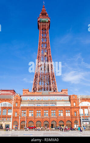 Les touristes en face de la célèbre tour de Blackpool et de bal tour immeuble sur la promenade du front de mer Blackpool Lancashire England GB UK Europe Banque D'Images