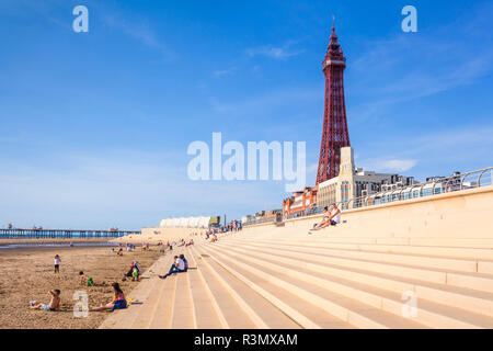 La tour de Blackpool et de la promenade de plage avec les touristes assis sur la plage de sable et les étapes Blackpool Lancashire England GB UK Europe Banque D'Images