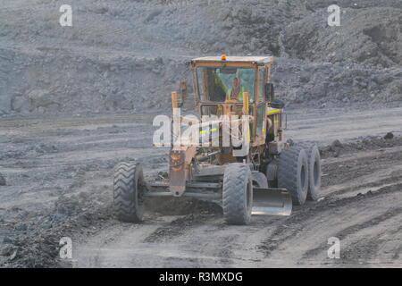 Une niveleuse Caterpillar 14G à l'oeuvre sur l'Recycoal,site de recyclage du charbon dans la région de Rossington Doncaster,qui est utilisé pour maintenir le site voies d'exploitation. Banque D'Images