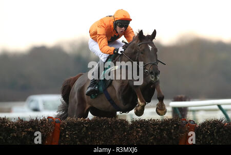 Erick Le Rouge monté par Chester Williams remporte la mise en liberté sous condition de Sodick Jockeys' Handicap Hurdle à l'hippodrome de Warwick Banque D'Images