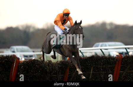 Erick Le Rouge monté par Chester Williams remporte la mise en liberté sous condition de Sodick Jockeys' Handicap Hurdle à l'hippodrome de Warwick Banque D'Images