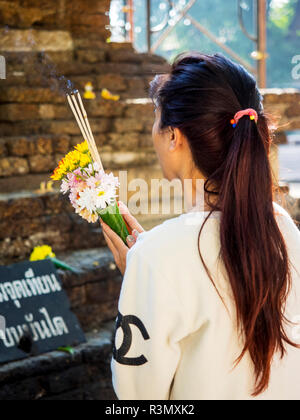 La Thaïlande, Chiang Mai, jeune femme Prière Banque D'Images
