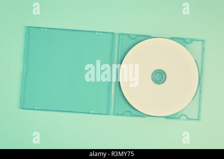 Cd blanc en transparent sur fond vert pastel de cas Banque D'Images