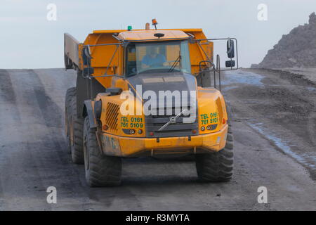 Une Volvo A40 Dump Truck au travail sur l'Recycoal,site de recyclage du charbon dans la région de Rossington Doncaster,qui a été démolie pour la construction de nouvelles maisons. Banque D'Images