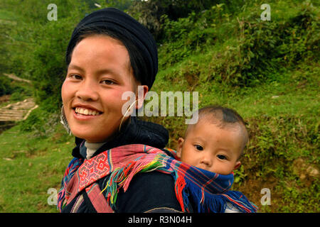 Femme Hmong noir et son bébé dans le nord du Viet Nam Banque D'Images