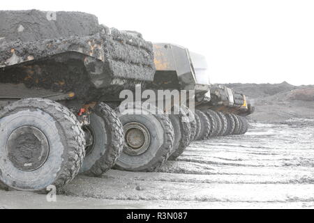 Une vue arrière de camions-benne articulés qui sont stationnés sur le Recycoal usine de recyclage du charbon dans la région de Rossington, Doncaster, South Yorkshire Banque D'Images