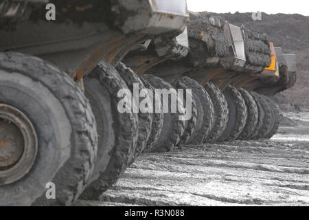 Une vue arrière de camions-benne articulés qui sont stationnés sur le Recycoal usine de recyclage du charbon dans la région de Rossington, Doncaster, South Yorkshire Banque D'Images