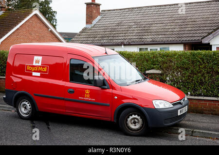 Royal Mail delivery van garé sur trottoir à l'extérieur de maison dans quartier résidentiel Banque D'Images