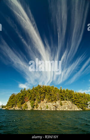 Le Canada, l'Ontario, Nestor Falls. Le pin blanc (Pinus storbi) et mare's tail nuages sur Crow (lac Kakagi). Banque D'Images