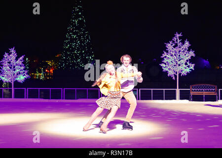 Orlando, Floride. 17 novembre, 2018. Beau couple patinage sur glace au spectacle de Noël dans la zone International Drive. Banque D'Images