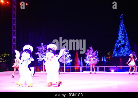 Orlando, Floride. 17 novembre, 2018. Les pingouins et les filles patinage sur glace au spectacle de Noël dans la zone International Drive. Banque D'Images