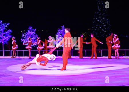 Orlando, Floride. 17 novembre, 2018. Les patineurs professionnels effectuant à Noël sur glace dans International Drive Area. Banque D'Images