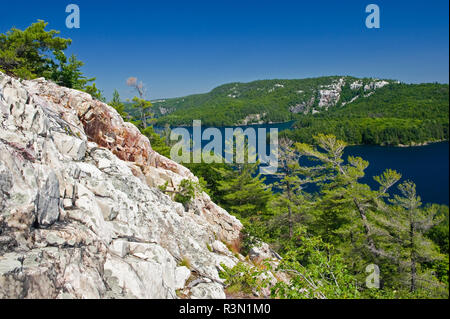 Le Canada, l'Ontario, le Parc provincial Killarney. Quartzite blanc rock et Killarney Lake. Banque D'Images