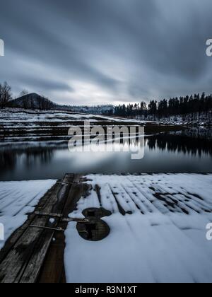 Une longue exposition au début de l'hiver neige en Europe Croatie destination lac Lokve Banque D'Images