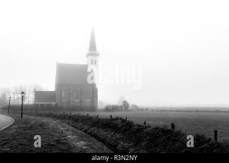 Matin brumeux d'automne, l'église de Den Hoorn sur île de Texel aux Pays-Bas. Banque D'Images