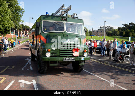 Vieux vert militaire historique bedford green goddess fire engine prenant part à un rallye automobile historique vintage en Irlande du Nord Banque D'Images