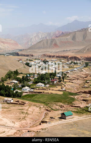 Village avec paysage autour de la célèbre Pamir Highway M41 au Kirghizstan en Asie centrale Banque D'Images