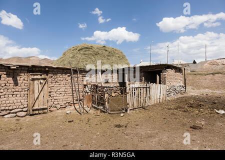 Maison d'habitation de ville frontière Sary-Tash au Kirghizistan pour le Tadjikistan voisin sur la route du Pamir en Asie centrale Banque D'Images