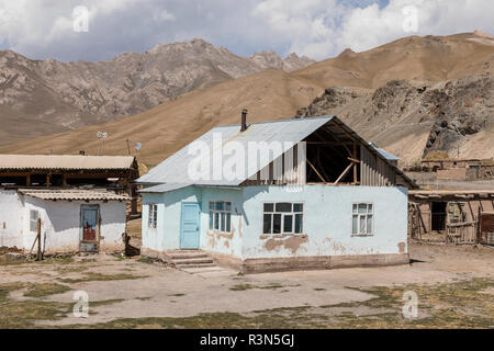 Maison d'habitation de ville frontière Sary-Tash au Kirghizistan pour le Tadjikistan voisin sur la route du Pamir en Asie centrale Banque D'Images