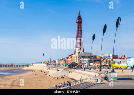 Blackpool Tower et plage de Blackpool promenade de front avec les vacanciers assis sur la plage et à quelques Blackpool Lancashire England GB UK Europe Banque D'Images