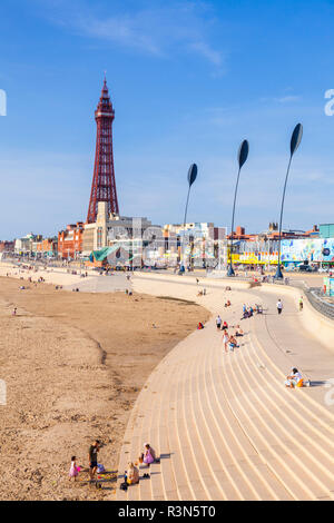 La tour de Blackpool et de la promenade de plage avec les touristes assis sur la plage et à quelques Blackpool Lancashire England GB UK Europe Banque D'Images