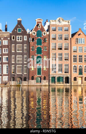 Maisons d'Amsterdam Damrak sur un canal rempli partiellement avec des maisons typiques montrant l'architecture néerlandaise Amsterdam Hollande Pays-bas eu Europe Banque D'Images