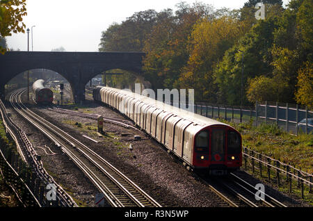 Une ligne centrale train formé de métro de Londres 1992 têtes stock nord à Newbury Park. 9 novembre 2018. Banque D'Images