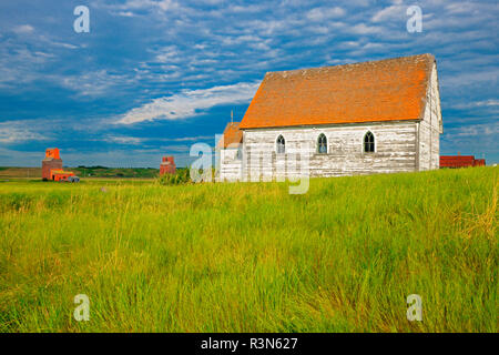 Canada, Saskatchewan, Neidpath. Élévateurs à grains et vieille église en ville fantôme. Banque D'Images