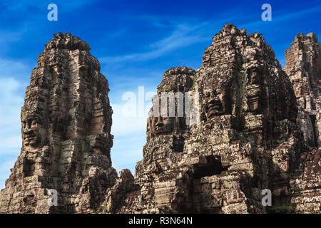 Siem Reap, Cambodge. Les ruines anciennes et les tours de temple Bayon à Angkor Thom Banque D'Images