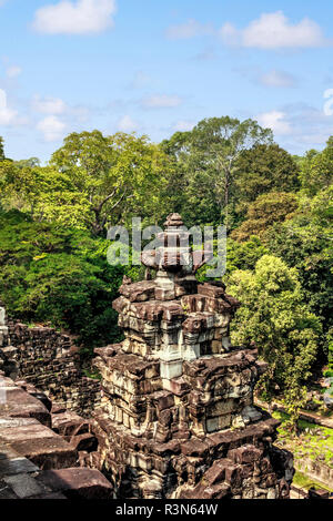 Siem Reap, Cambodge. Ruines antiques et tour du temple du Baphuon à Angkor Thom Banque D'Images