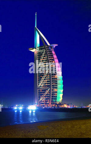 Burj Al Arab Hotel conçu pour ressembler à une voile gonflée, Dubaï, Émirats arabes unis, ÉMIRATS ARABES UNIS dans la soirée Banque D'Images