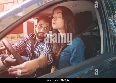 Examen de conduite. Jeune femme sérieuse voiture conduite inexpérimentés, à la nerveuse au trafic routier pour prendre des décisions appropriées à l'information Banque D'Images