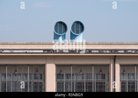 Vue depuis l'ancienne usine Fiat à Turin en Italie, construit en 1920, rénové par l'architecte Renzo Piano. Sur le toit la piste d'essai d'origine existe toujours. Banque D'Images