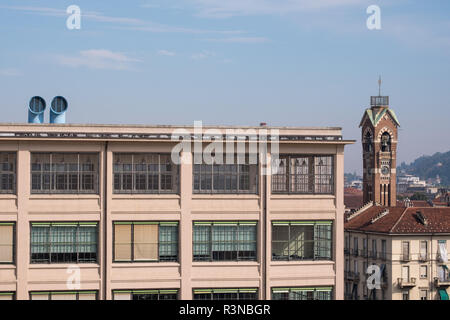 Vue depuis l'ancienne usine Fiat à Turin en Italie, construit en 1920, rénové par l'architecte Renzo Piano. Sur le toit la piste d'essai d'origine existe toujours. Banque D'Images