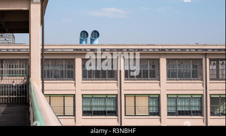 Vue depuis l'ancienne usine Fiat à Turin en Italie, construit en 1920, rénové par l'architecte Renzo Piano. Sur le toit la piste d'essai d'origine existe toujours. Banque D'Images