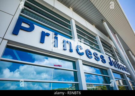 Sint Maarten. Maho Bay, Princess Juliana airport Terminal exterior Banque D'Images