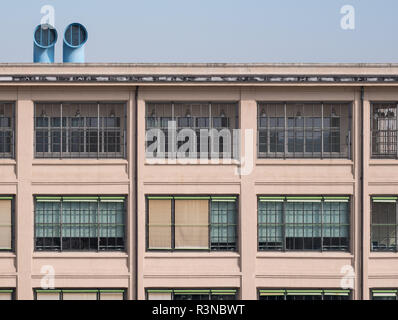 Vue depuis l'ancienne usine Fiat à Turin en Italie, construit en 1920, rénové par l'architecte Renzo Piano. Sur le toit la piste d'essai d'origine existe toujours. Banque D'Images