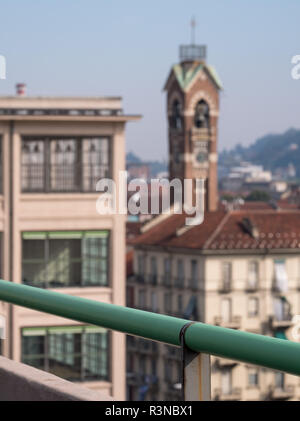 Vue depuis l'ancienne usine Fiat à Turin en Italie, construit en 1920, rénové par l'architecte Renzo Piano. Sur le toit la piste d'essai d'origine existe toujours. Banque D'Images