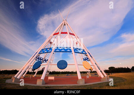 Le Canada, l'Alberta, Medicine Hat. Metal tribu Saamis tepee au coucher du soleil. Banque D'Images